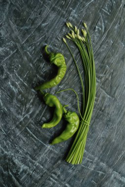 Taze yeşil biber ve bitkiler.