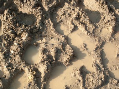 Köydeki çamuru kapatın. 