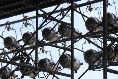 Sahnedeki sahne ışıkları ve ışık gösterisi.                     