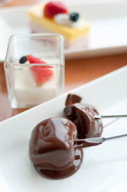 Çikolata kaplı ikramlar beyaz tabakta