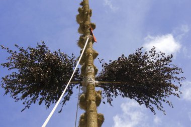  Gion Matsuri festivali ve Kyoto 'daki mavi gökyüzü için dev hoko şamandırası. 