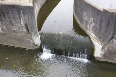 Dışarıdaki engeller arasında akan akıntıyı kontrol eden beton su kanalı
