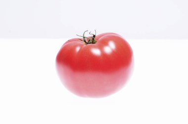 Beyaz arka planı olan beyaz bir domates.
