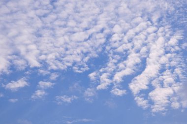 Beyaz bulutlu güzel mavi gökyüzü    