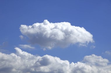 Beyaz bulutlu mavi gökyüzü