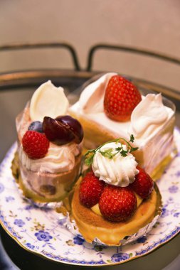 Tatlı ve lezzetli kekler, arka planda böğürtlenler, kapatın.