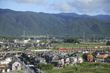 Dağlardaki tren yolu köyü 