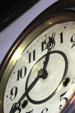 Arka planda eski tahta saat, kapat