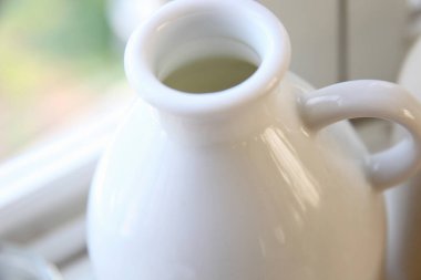 Küçük zarif beyaz seramik sürahi