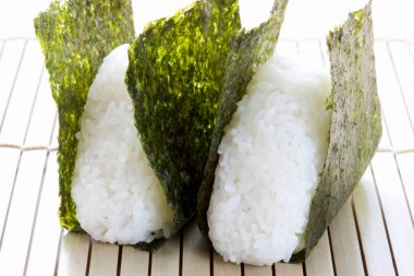 Onigiri, Japon pirinç topları, yosunlu pirinç üçgenleri.