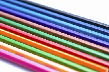 İzole edilmiş arkaplanda renkli kalemler, kapatın