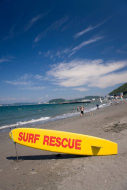 Japonya Hayama 'da turistlerle ve sörf kurtarma ekibiyle Morito Plajı