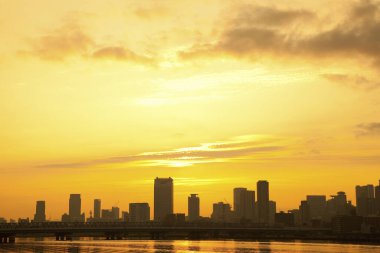 Günbatımında Umeda bölgesinde binalar, Osaka, Japonya 