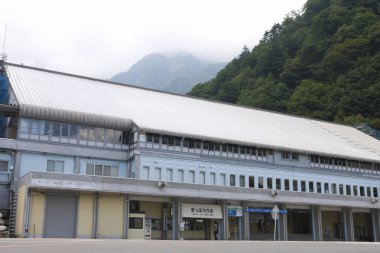 Dağlardaki tren istasyonu. 