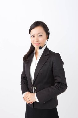 Beyaz arka planda izole edilmiş genç bir iş kadını portresi.