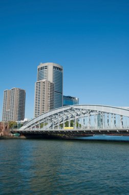 Tokyo şehir manzarası Sumida Nehri boyunca ufuk çizgisi