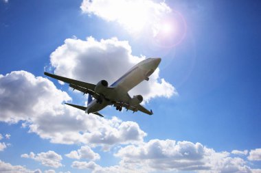 gökyüzünde uçan uçak