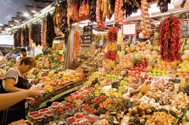 Renkli meyve ve sebze pazarına göz atan kadın