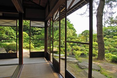 Honma Sanat Müzesi yaz bahçesinin başında. 