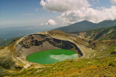 Dağlardaki güzel volkan gölünün havadan görünüşü