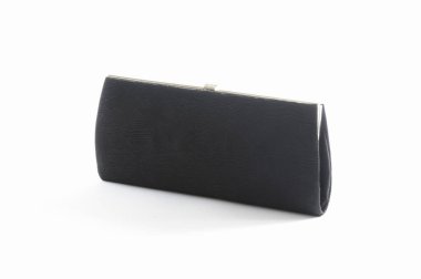 Beyaz arka planda izole edilmiş bir kadın için siyah deri çanta.