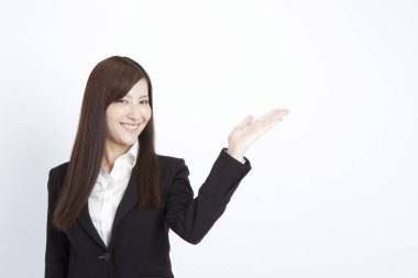 iş kadını elle bir şeyler gösteriyor 