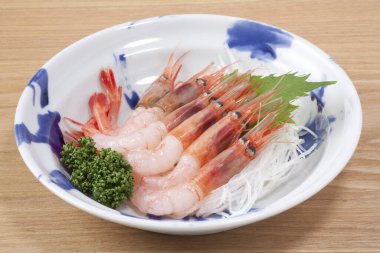 çiğ karides plaka üzerinde 