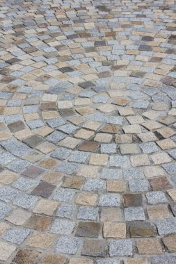 Çeşitli renkli taş karolardan oluşan dairesel desen