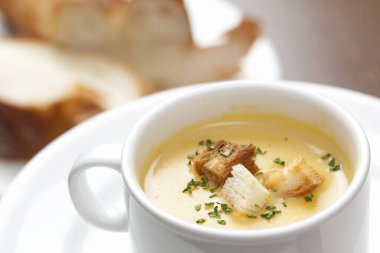 balkabağı çorbası ve kremalı ekmek..