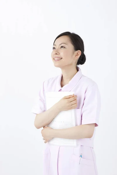 Junge Krankenschwester Hält Einen Aktenordner Auf Weißem Hintergrund — Stockfoto