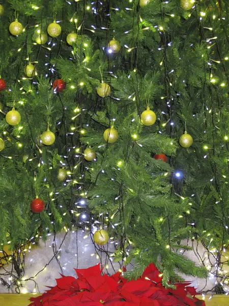 お祝いのクリスマスツリーの装飾のクローズアップビュー — ストック写真