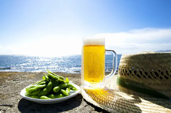 Birra Con Piselli Verdi Cappello Paglia Fondo Spiaggia — Foto Stock