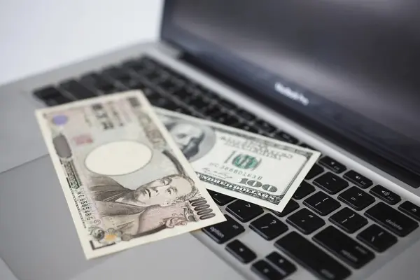 Stivă Bani Partea Sus Unui Laptop Fundal Aproape — Fotografie, imagine de stoc