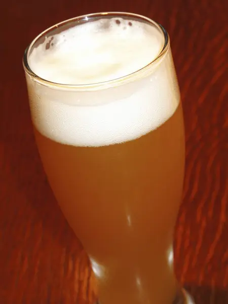 Bierglas Mit Weißem Schaum Auf Holztisch — Stockfoto