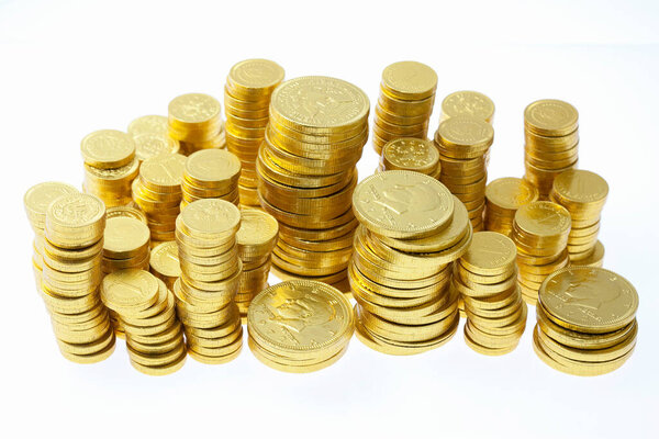 Золотые монеты на белом
