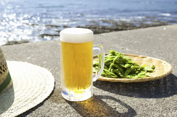 Cerveza Con Guisantes Verdes Sombrero Paja Fondo Costa —  Fotos de Stock