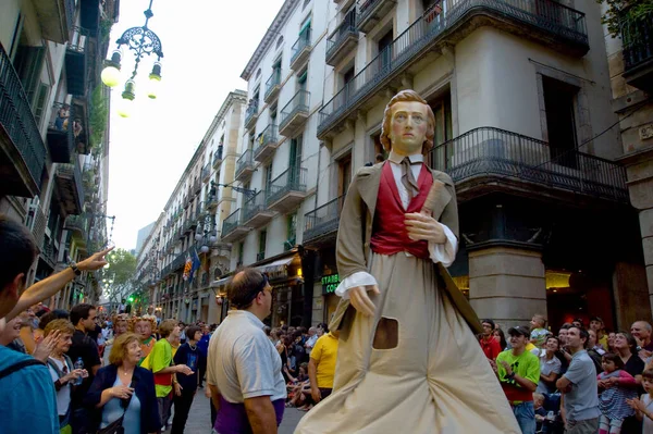 巨人队在巴塞罗那游行与巨大的雕塑漫步在中世纪城市的国庆节 — 图库照片