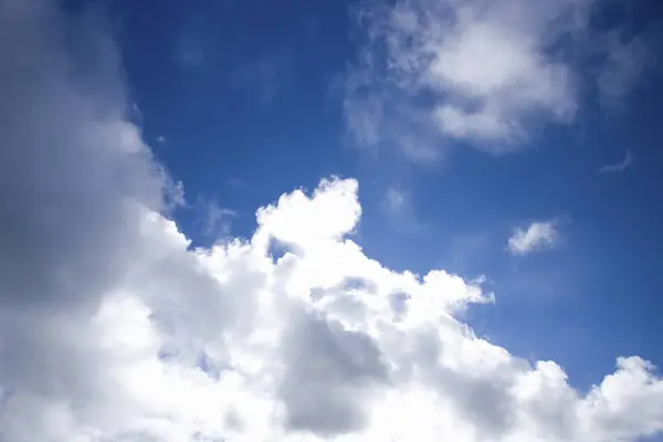Tiszta Kék Felhőkkel — Stock Fotó