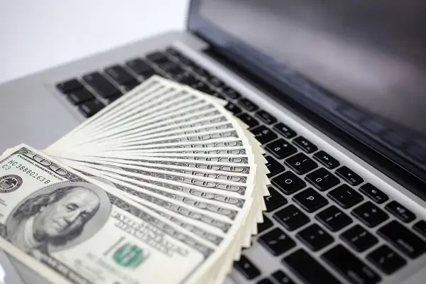 Dólares Dinheiro Cima Laptop Fundo Close — Fotografia de Stock