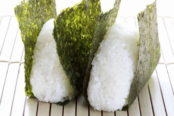 Onigiri Japon Pirinç Topları Yosunlu Pirinç Üçgenleri — Stok fotoğraf