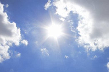 Mavi gökyüzünde güzel beyaz bulutlar