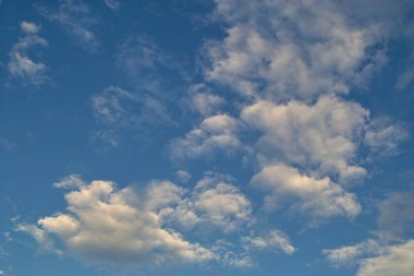 Güzel bulutlar mavi günbatımı gökyüzünde. doğal arkaplan