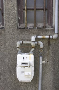 Eski gaz sayacı sert beton bina duvarının dışına bağlı.