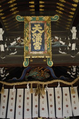 Güzel antik Japon tapınağı mimarisinin manzaralı bir resmi.