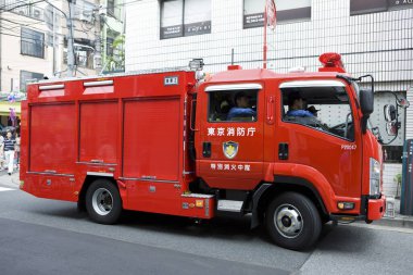 Japon kırmızı itfaiye aracı Japonya 'da caddede. 