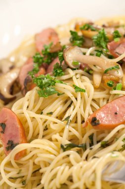 sosisli ve mantarlı spagetti. 