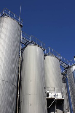 Mavi gökyüzü ile çelik silolarda depolama tankları