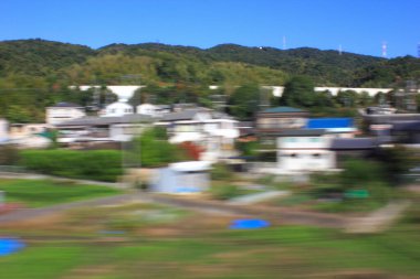 Tren penceresinden Japon köyünün bulanık hareket arkaplanı