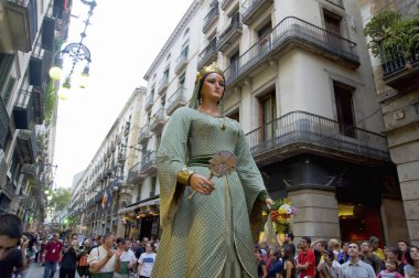 Barcelona 'daki dev geçit töreni. Ortaçağ şehrinde dev heykellerin dolaştığı ulusal bayram.