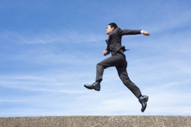 Mavi arka planda yakışıklı Asyalı iş adamının portresi